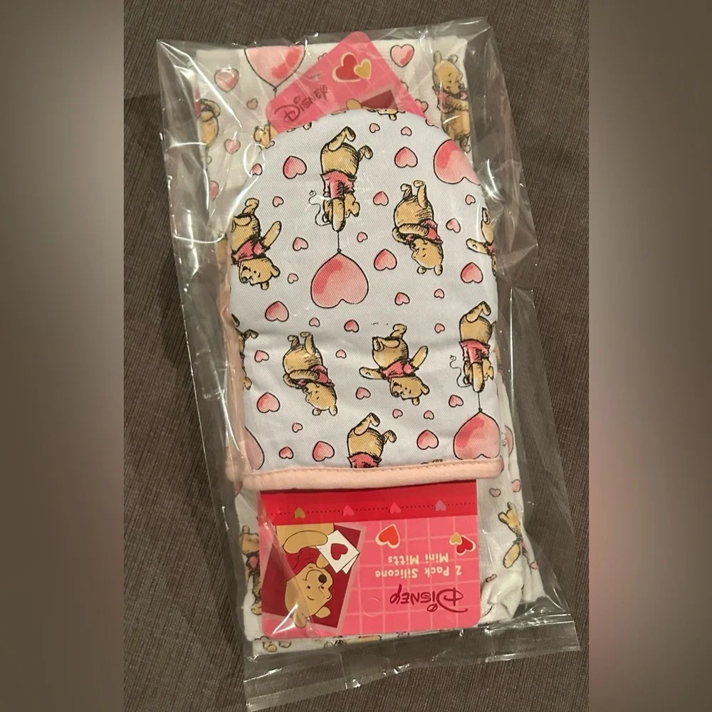 Disney Winnie the Pooh Valentine's Day Kitchen Set - 2 Towels & 2 Mini Mitts NWT